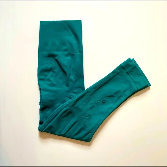 Lululemon Zone In Crop - Picture 2 of 5